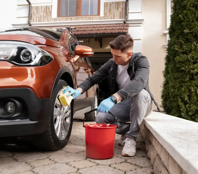 Lavage auto à domicile Quistinic : professionnel intervenant sur un véhicule